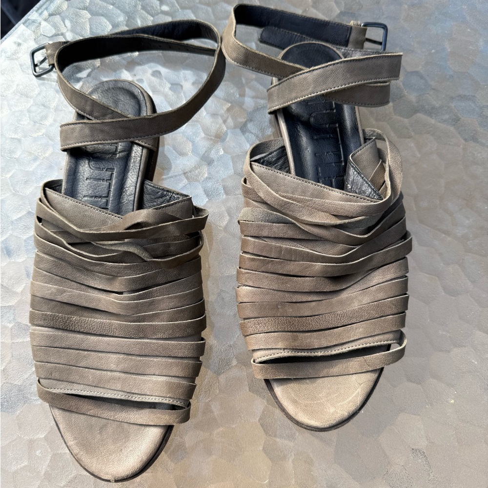 LD Tuttle Gray Strappy Sandals
